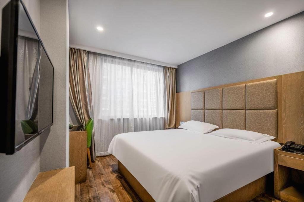 Jitai Yangpu Benxi Hospital Branch Hotel
